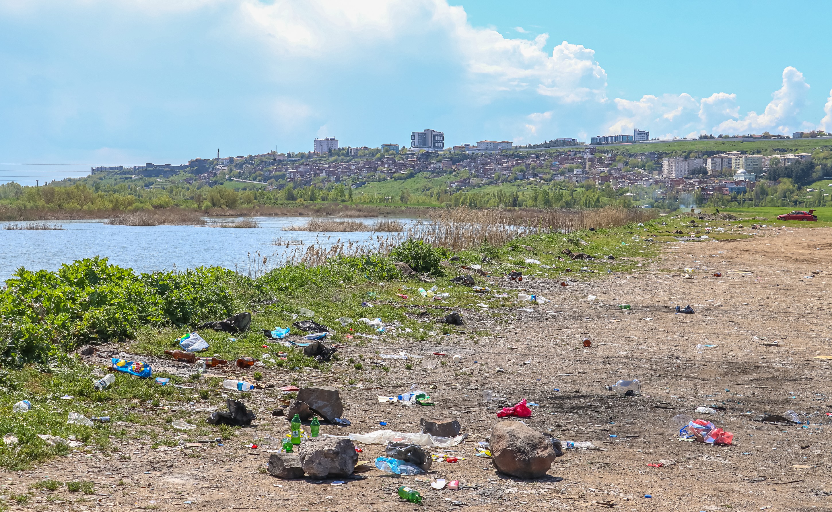 Piknikci Atiklari Dicle Nehri Cevresini 40101 (1)