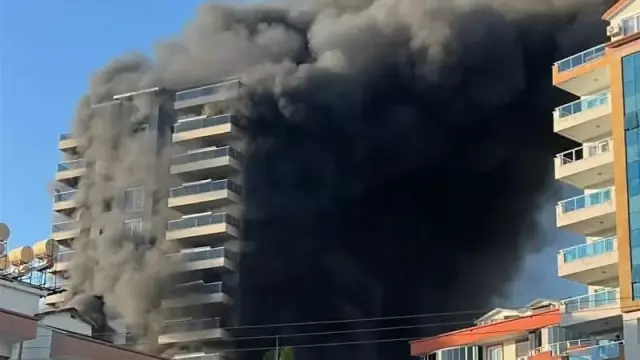 Antalya’daki Otel Inşaatında Yangın İşçiler Mahsur Kaldı!-1