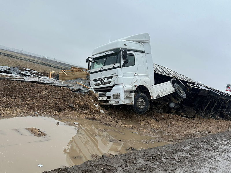 Diyarbakır Girişinde Tır Devrildi 2 Kişi Yaralandı-1