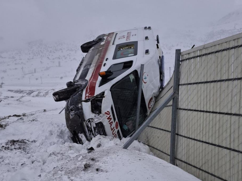 Adıyaman’da Ambulans Yoldan Çıktı, 3 Sağlık Görevlisi Yaralandı!