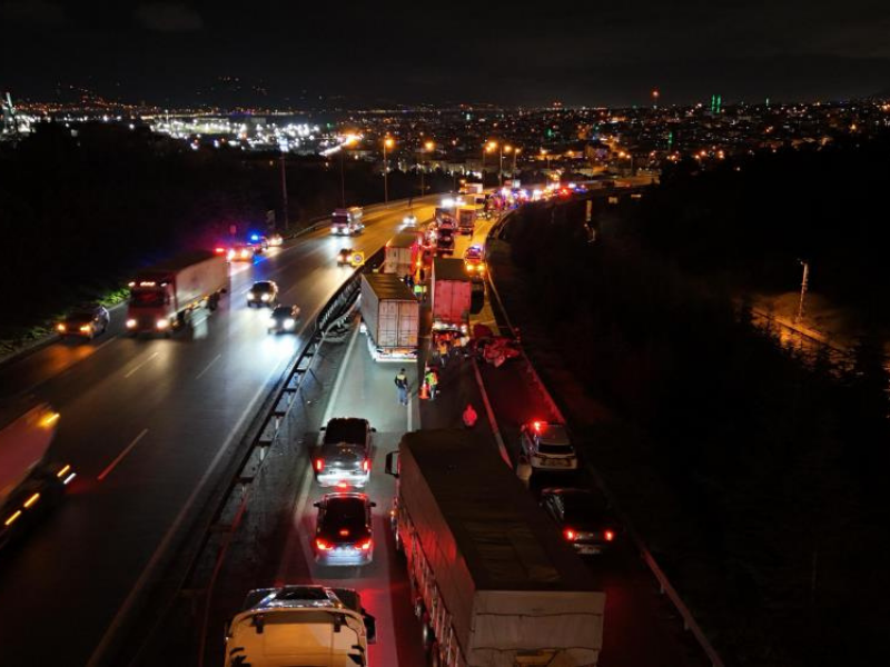 Tem Otoyolu’nda Zincirleme Kaza 2 Ölü, 4 Yaralı! (2)