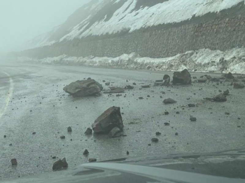 Tunceli’de Kara Yollarına Düşen Kayalar Tehlike Saçıyor (2)