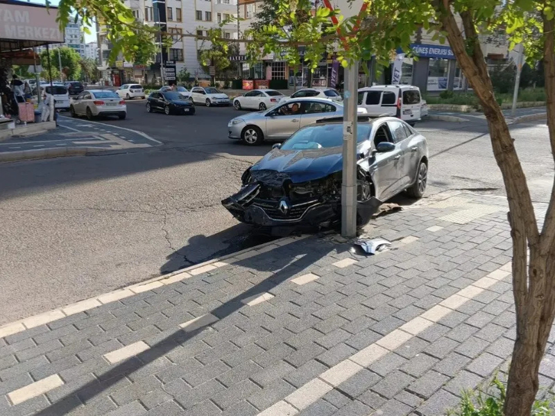 Diyarbakır’da Kazada Takla Atan Araç Ters Döndü
