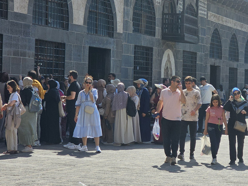 Diyarbakır’ın Tarihi Sur İlçesinde Adeta Bayram Kalabalığı4