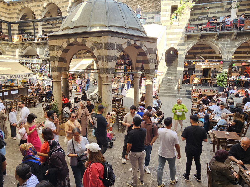 Diyarbakır’ın Tarihi Sur İlçesinde Adeta Bayram Kalabalığı5