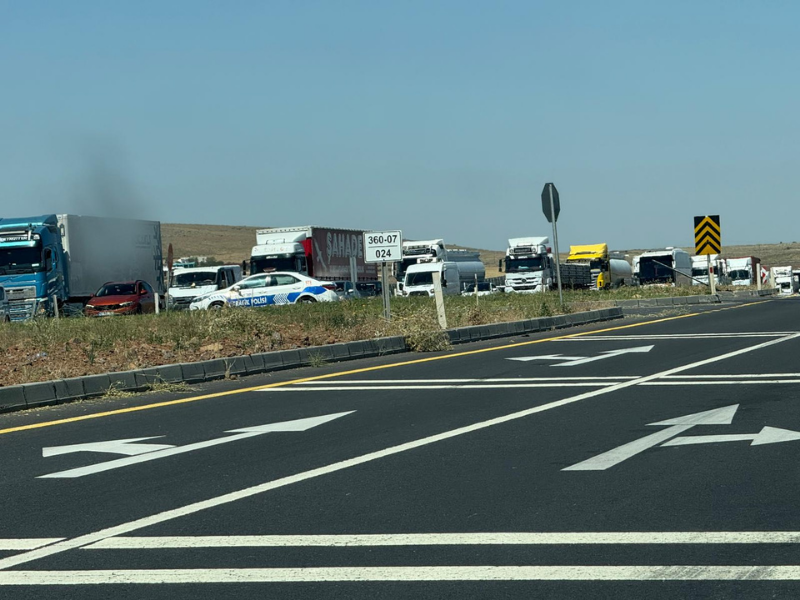Diyarbakır’da Pirket Yüklü Tır Yan Yattı, Trafik Felç Oldu! (1)