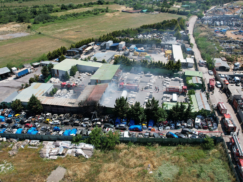 Seramik Deposundaki Yangın, Bitişik Hurdalıkta Hasara Yol Açtı! (1)