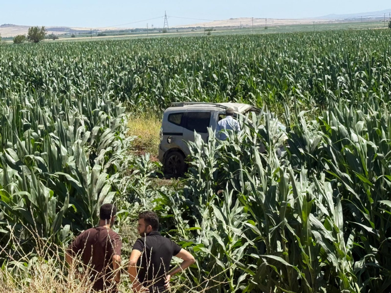 Diyarbakır’da Kaza! Biri Tarlaya Uçtu, Diğeri Bariyerlere Çarptı (1)