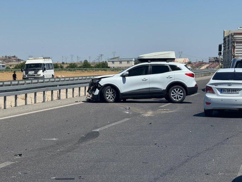 Diyarbakır’da Kaza! Biri Tarlaya Uçtu, Diğeri Bariyerlere Çarptı (2)