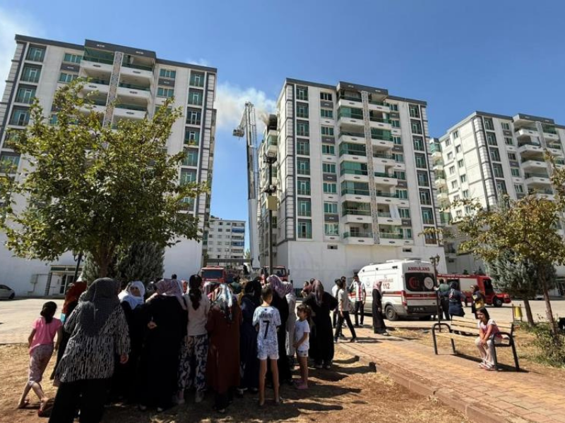 Diyarbakır'da 8 Katlı Binada Yangın Çıktı!