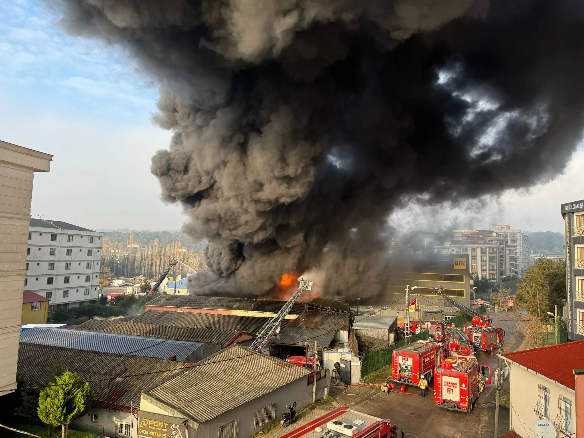 Çekmeköy’deki Yangın Tekstil Atölyesine Sıçradı, Patlama Sesleri Duyuluyor1