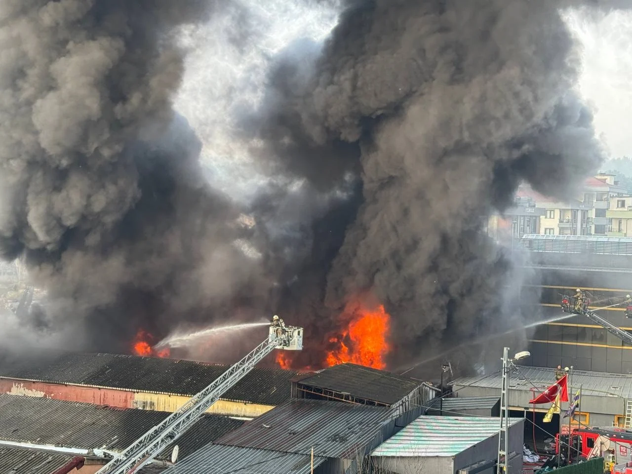Çekmeköy’deki Yangın Tekstil Atölyesine Sıçradı, Patlama Sesleri Duyuluyor2