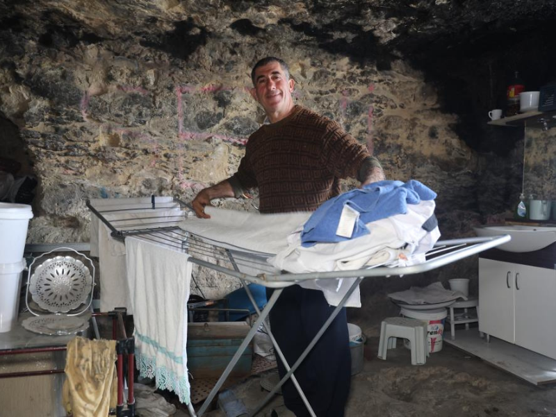 Depremde Evi Hasar Alan Adam, 2 Yıldır Mağarada Yaşıyor 2