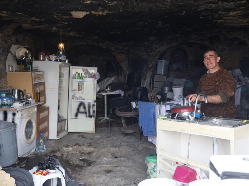 Depremde Evi Hasar Alan Adam, 2 Yıldır Mağarada Yaşıyor3