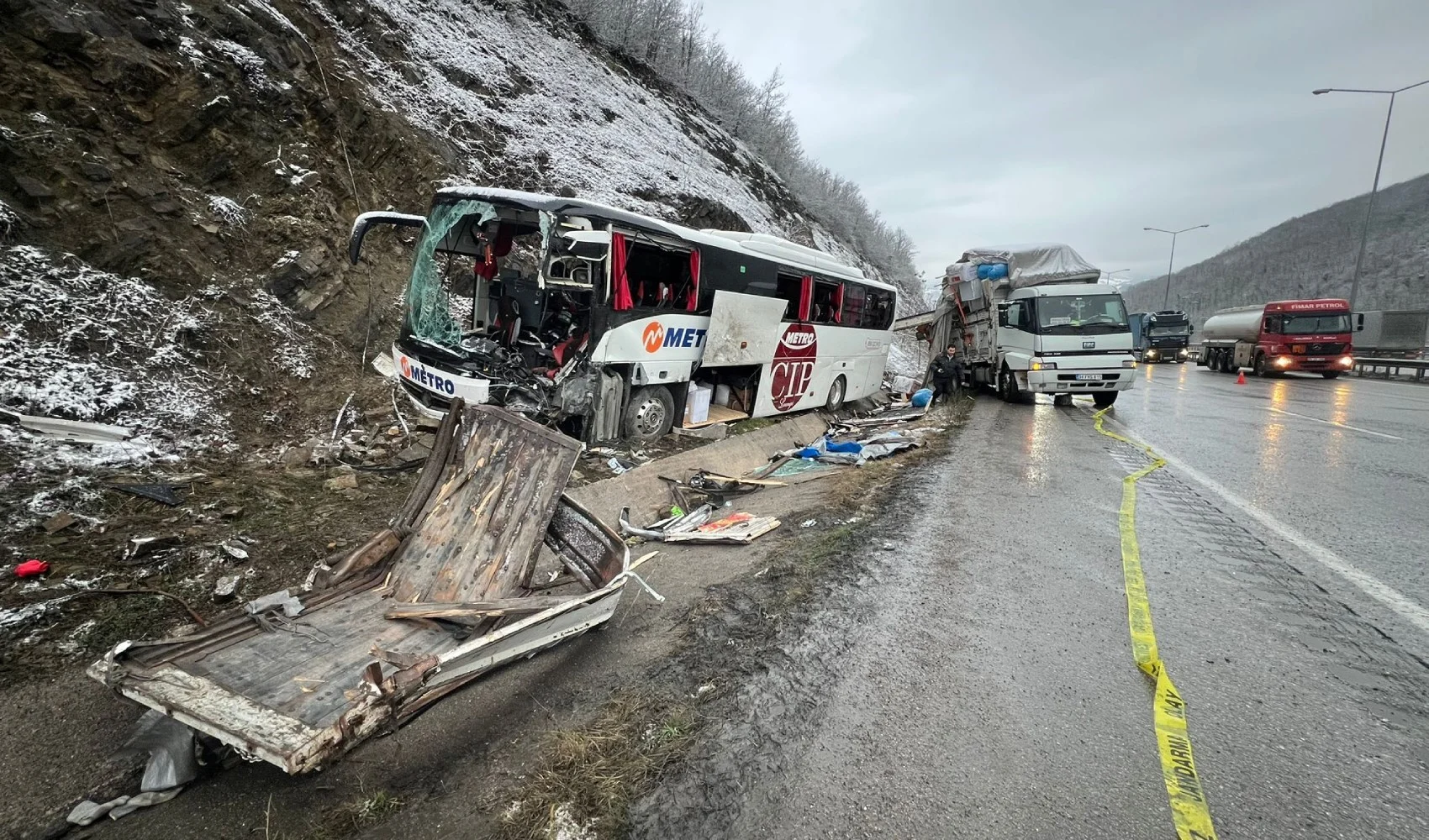 Yolcu Otobüsü Kamyona Çarptı! Ölü Ve Yaralılar Var!