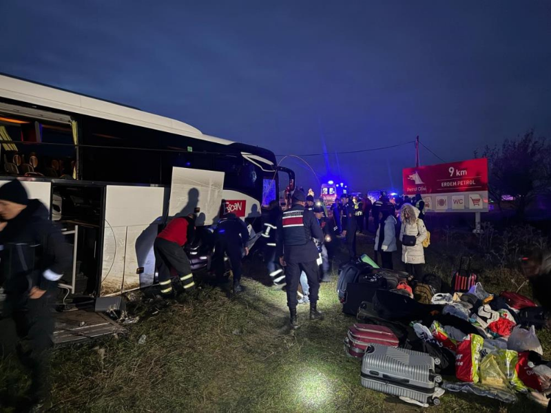 Tur Otobüsü Yoldan Çıktı Çok Sayıda Yaralı Var! (2)