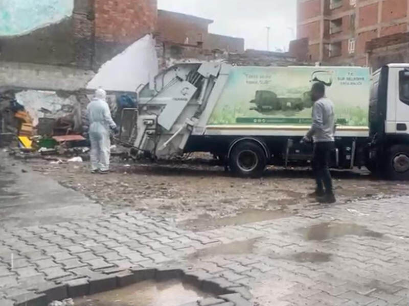 Diyarbakır’da 85 Yaşındaki Kadının Evinden 5 Kamyon Çöp Çıktı4