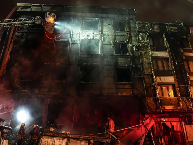 İş Merkezinde Yangın Alevler Apartmana Ve Araçlara Sıçradı (2)