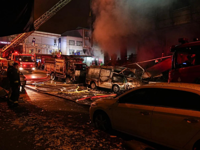 İş Merkezinde Yangın Alevler Apartmana Ve Araçlara Sıçradı (3)