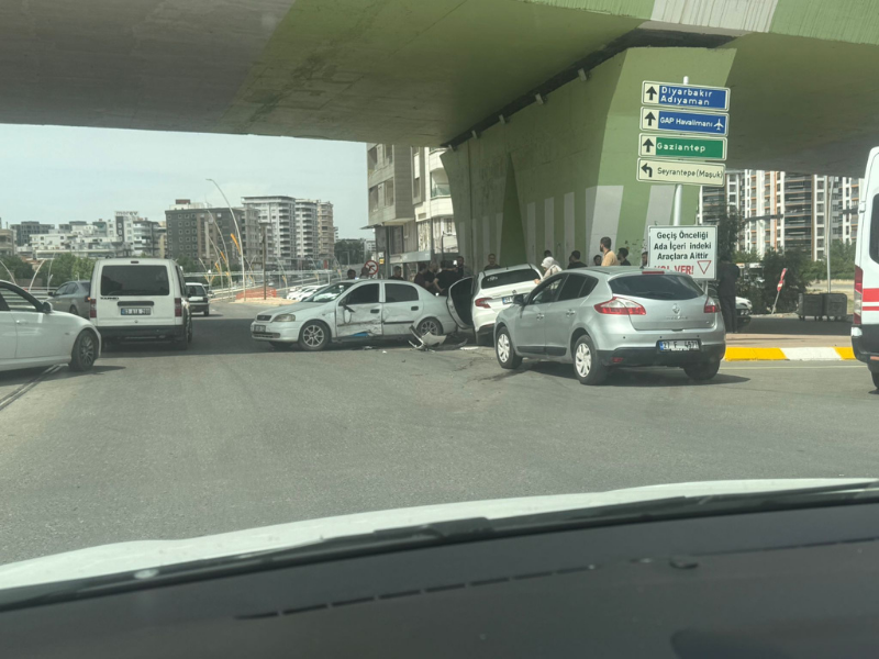 Diyarbakır Yolu Kavşağında Korkutan Kaza Yaralılar Var! (2)