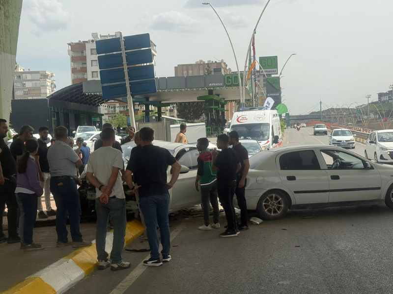 Diyarbakır Yolu Kavşağında Korkutan Kaza Yaralılar Var! (3)