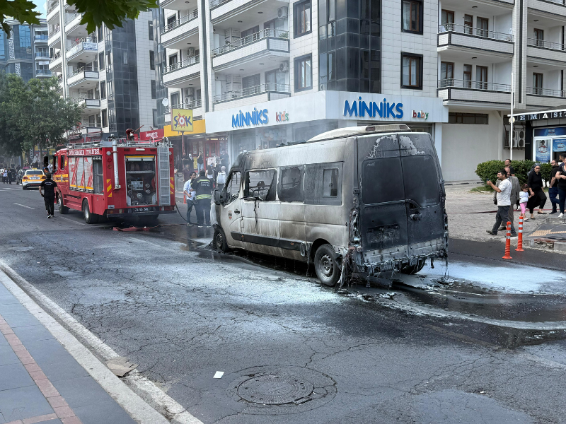 Diyarbakır’da Seyir Halindeki Minibüs Alev Aldı (2)