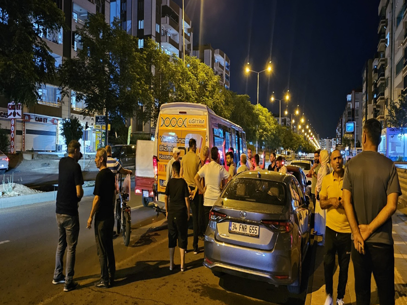 Diyarbakır'da Ticari Araç Minibüse Çarptı Çok Sayıda Yaralı Var2