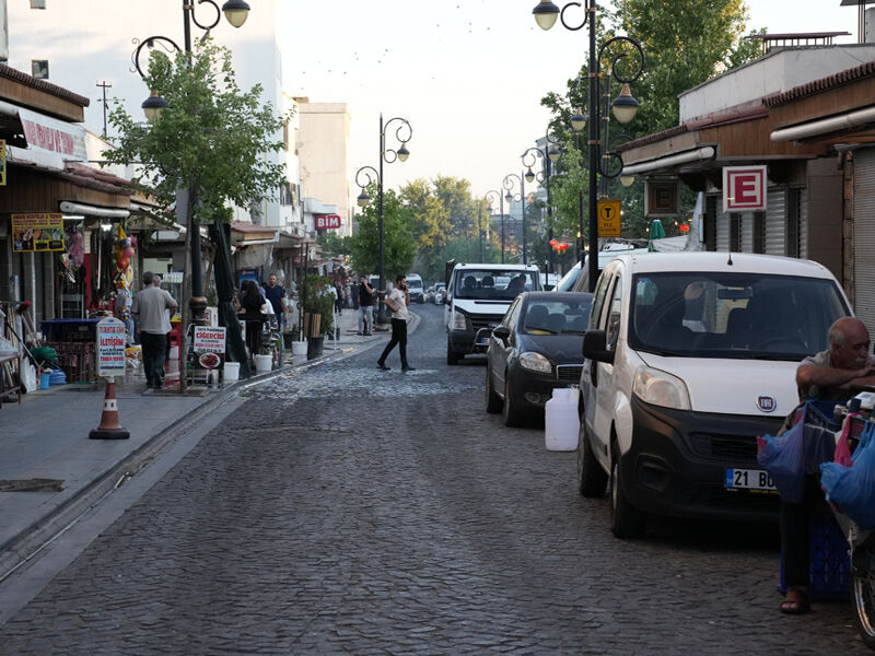 Diyarbakır’da Ilginç Bir Cadde Yarısı Yoğun, Yarısı Durgun2