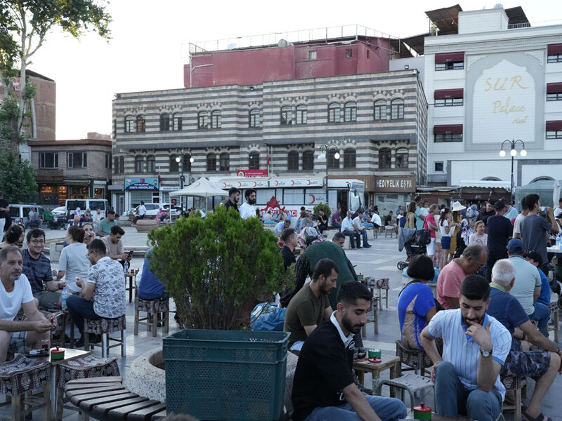 Diyarbakır’da Ilginç Bir Cadde Yarısı Yoğun, Yarısı Durgun3
