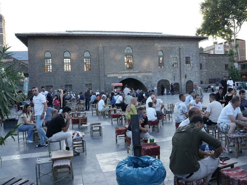 Diyarbakır’da Ilginç Bir Cadde Yarısı Yoğun, Yarısı Durgun4