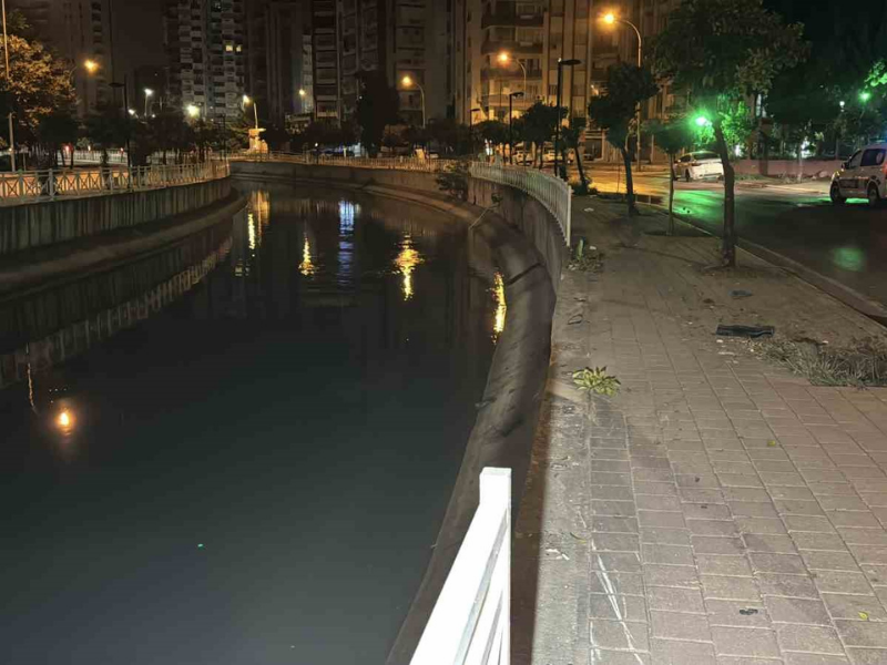 Kontrolden Çıkan Araç Kanala Düştü 3 Yaralı (1)