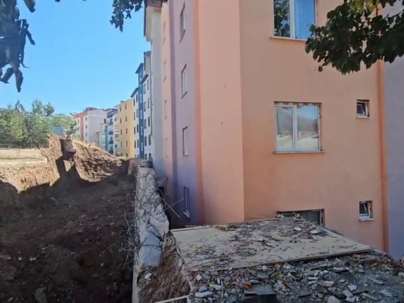 Erzurum’da Heyelan Paniği 70 Ev Tahliye Edildi (2)