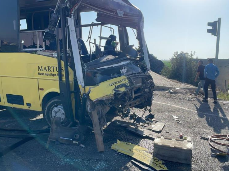 Mardin’de Korkunç Kaza Halk Otobüsü Ile Tır Çarpıştı, 12 Yaralı (3)