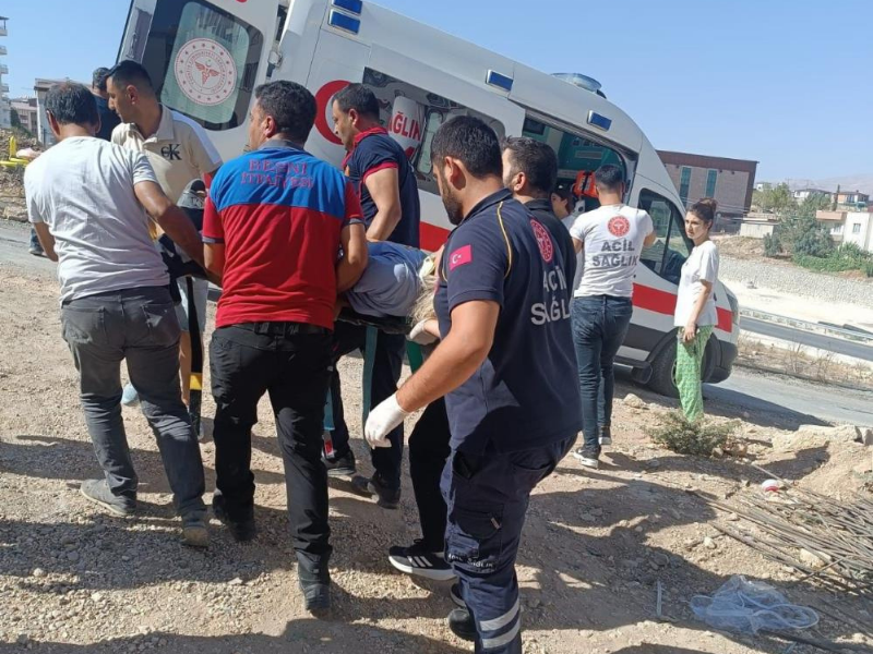 Direksiyon Hakimiyetini Kaybeden Sürücü Inşaat Boşluğuna Düştü