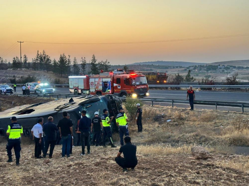 Şanlıurfa’da Yolcu Otobüsü Kaza Yaptı 27 Yaralı! (1)