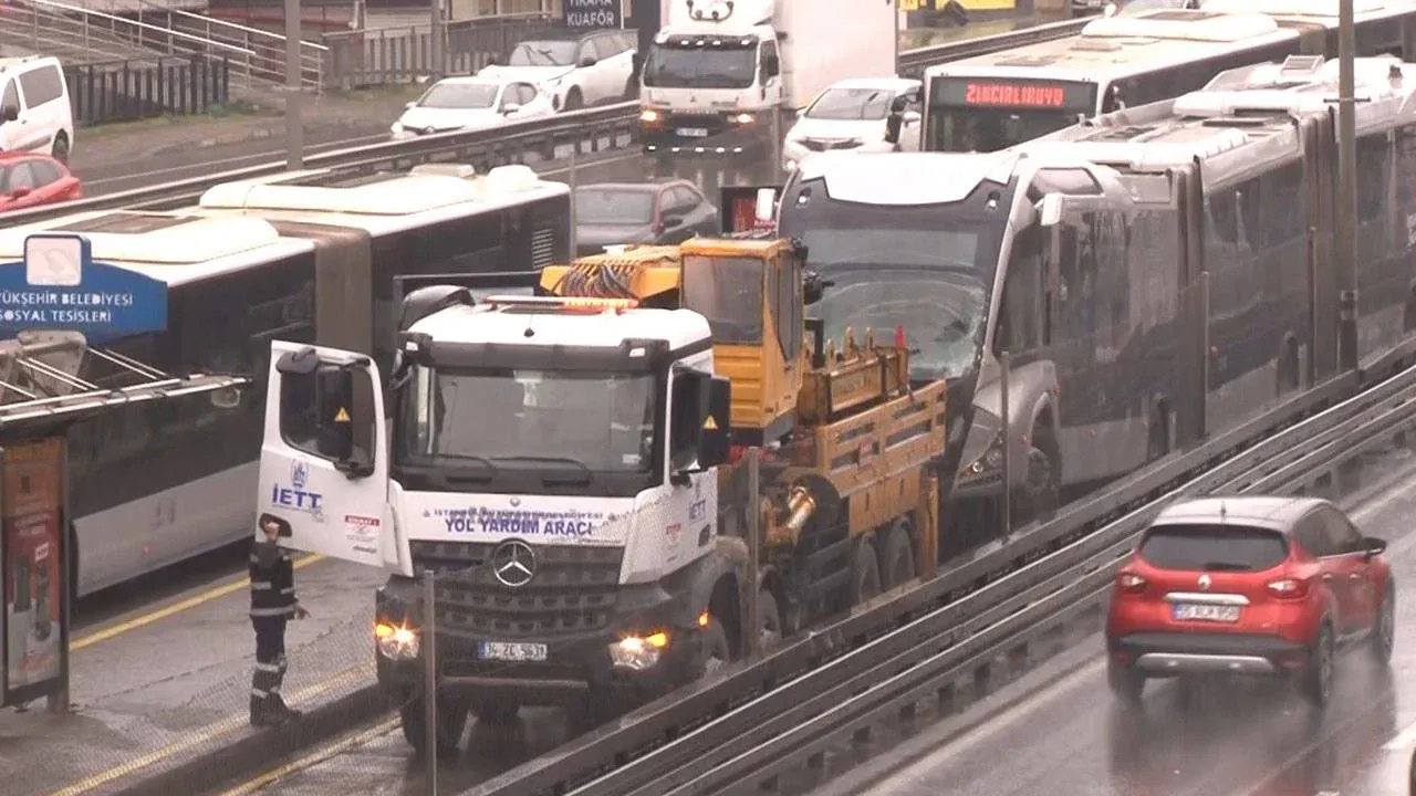 Feci metrobüs kazası: 5 yaralı
