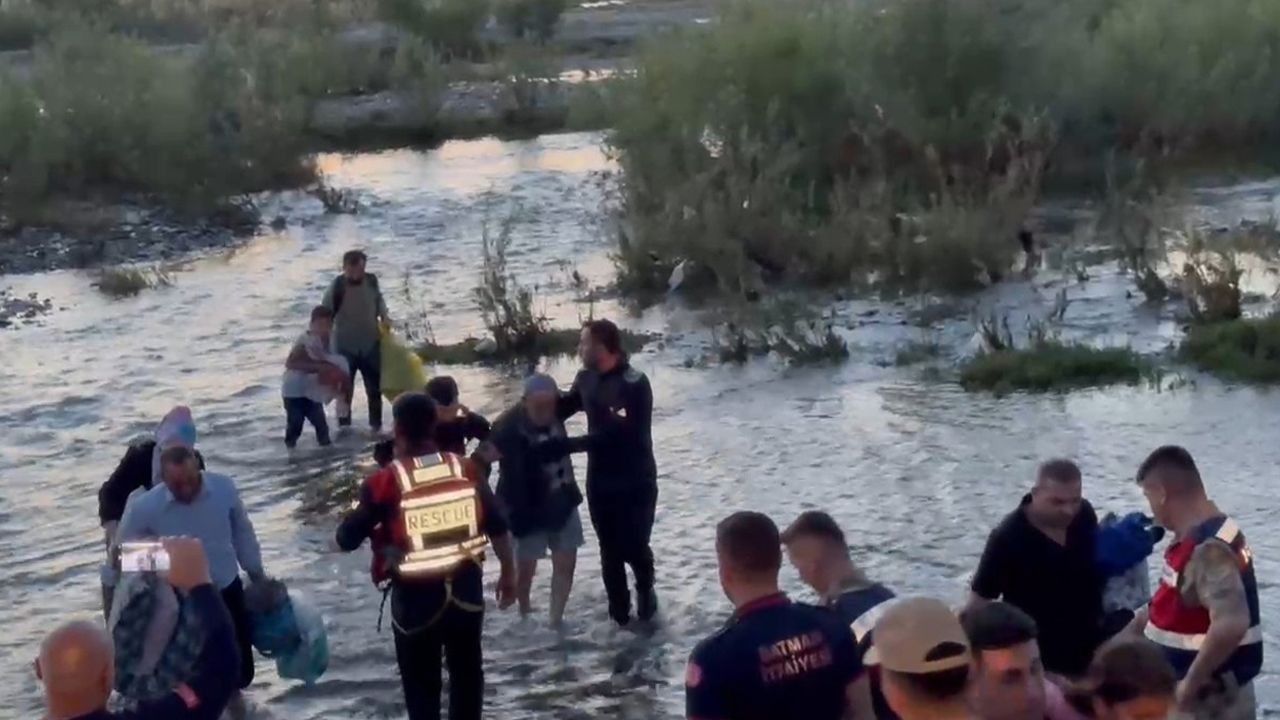 Batman'da baraj kapaklarının açılmasıyla mahsur kalan 25 kişi kurtarıldı