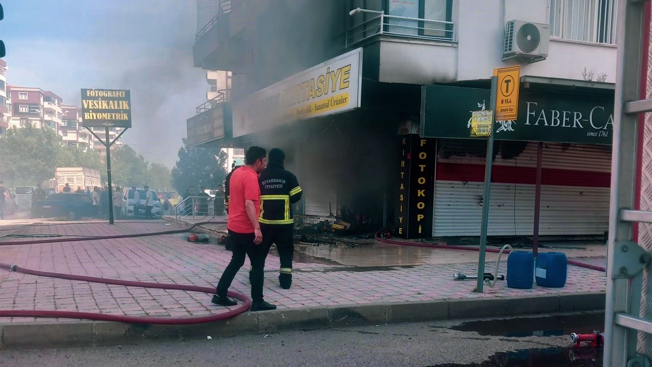 Diyarbakır’da kırtasiye dükkanında yangın çıktı