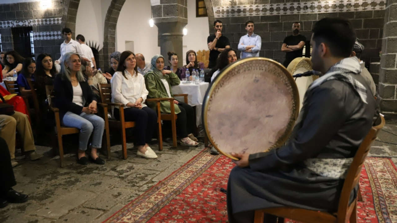 Diyarbakır’da kültür buluşması: Tarihi def Eş Başkan’a teslim edildi