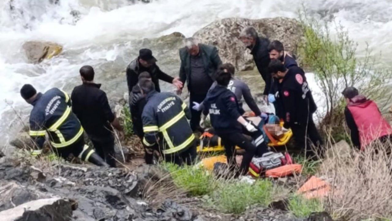 Hakkari’de minibüs dereye yuvarlandı: 2 can kaybı