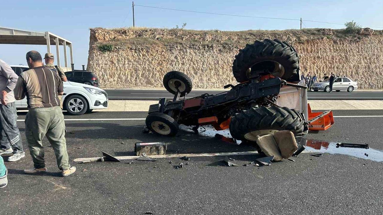 Mardin’de otomobil ile traktör çarpıştı: 3 yaralı