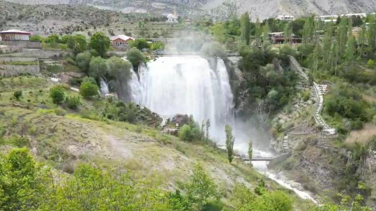 Tortum Şelalesi’nde bahar şöleni başladı