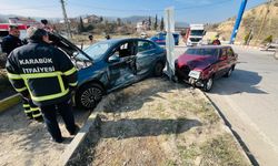 İki otomobil kafa kafaya çarpıştı: 3 yaralı