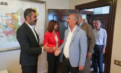 Diyarbakır’da eş başkanlar tebrikleri kabul ediyor