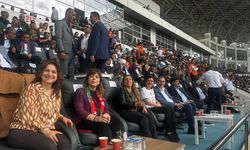 Amedspor’un şampiyonluk maçına siyasiler ve ünlüler yoğun ilgi gösterdi