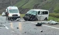 Hafif ticari araç ile minibüs çarpıştı: Ölü ve yaralılar var