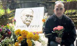 Rapçi Ezhel Ahmet Kaya’nın mezarını ziyaret etti