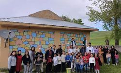 Üniversite öğrencileri köy okullarını boyadı