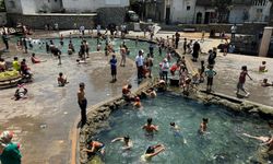 Diyarbakır’da sıcaklık 43 derece olunca çocuklar Anzele Suyu'na akın ettiler