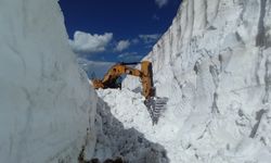 Hakkari’de karla mücadele çalışmaları sürüyor